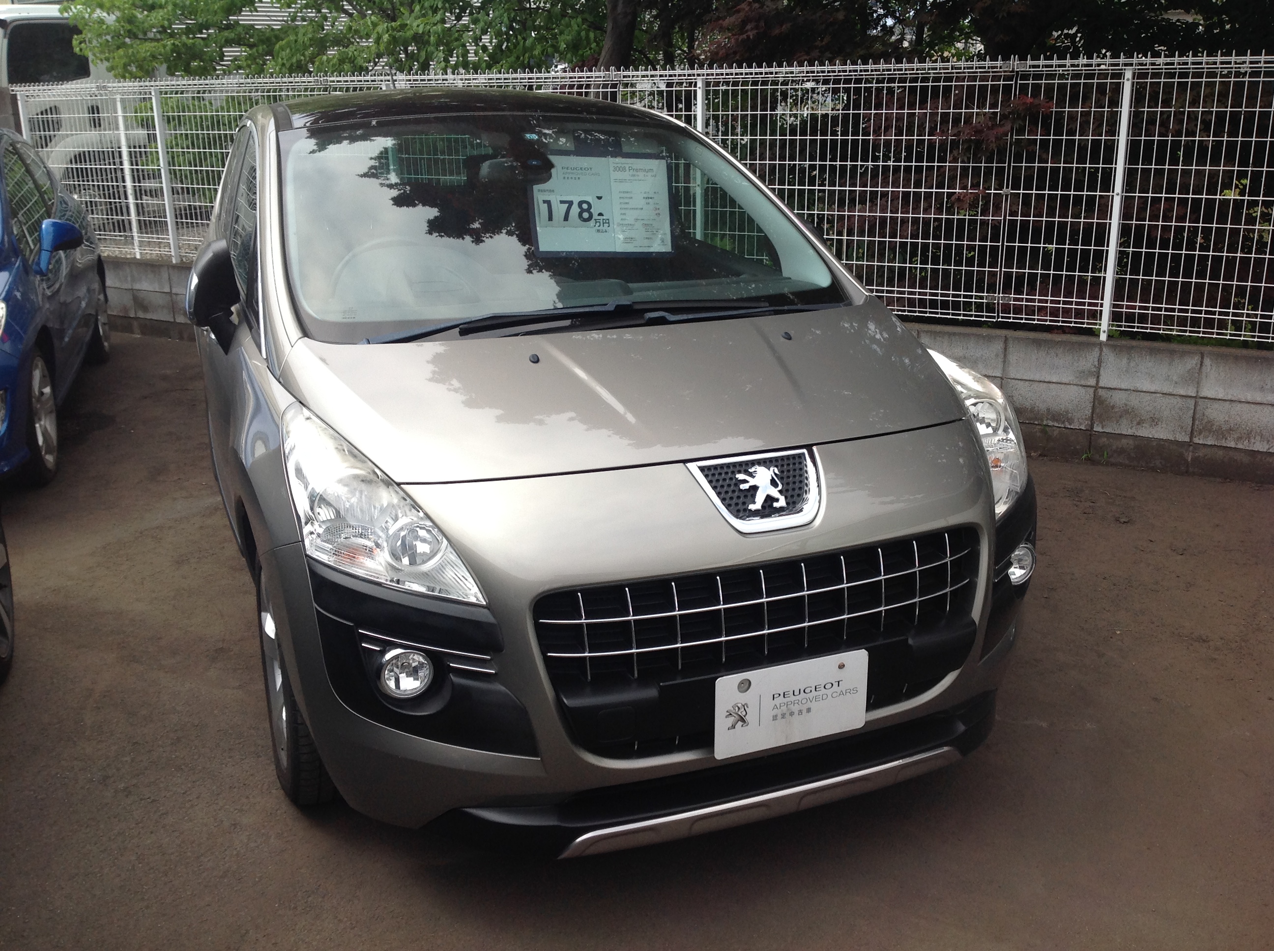 3008プレミアムの中古車入りました。