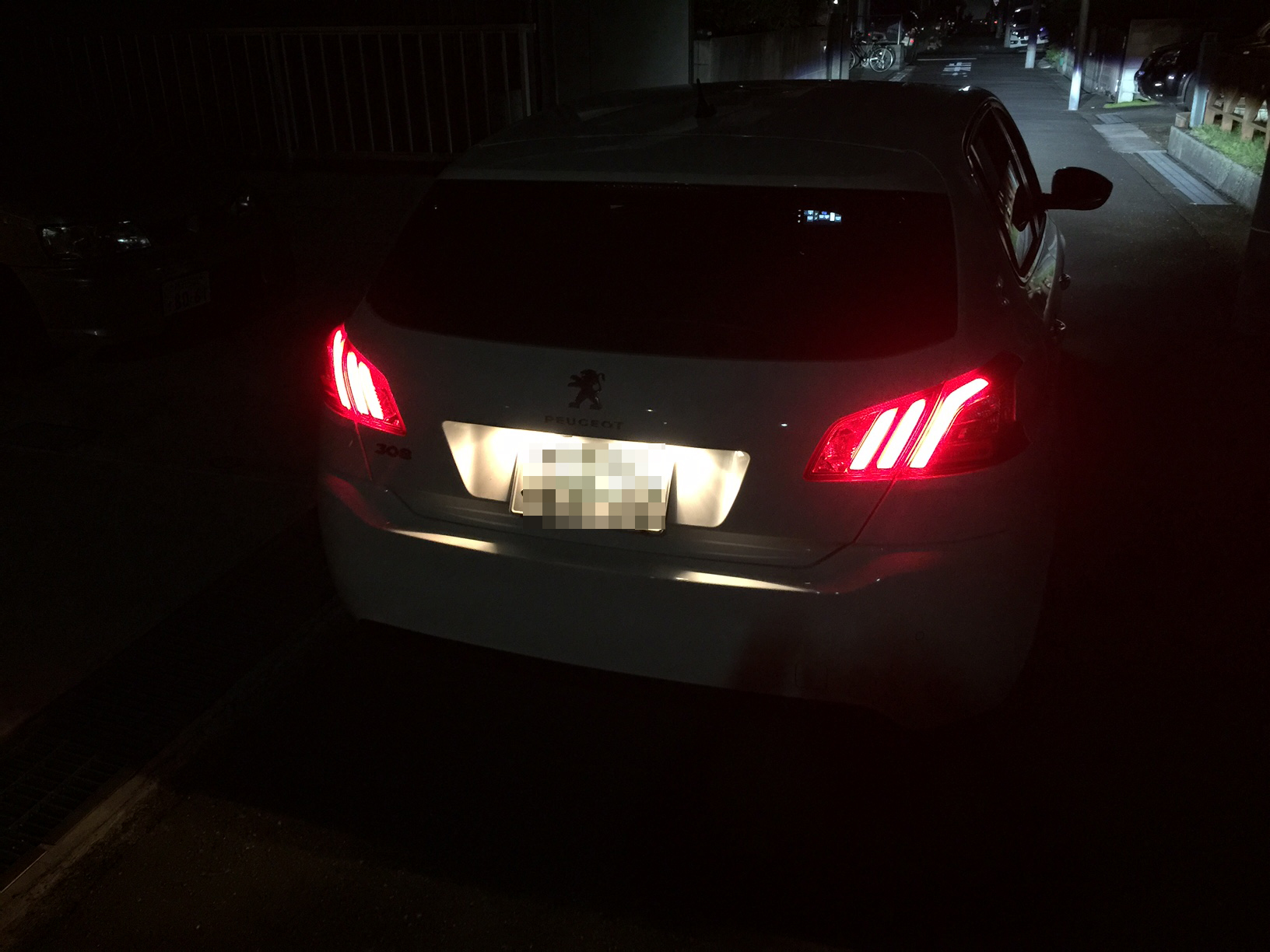 夜のプジョー