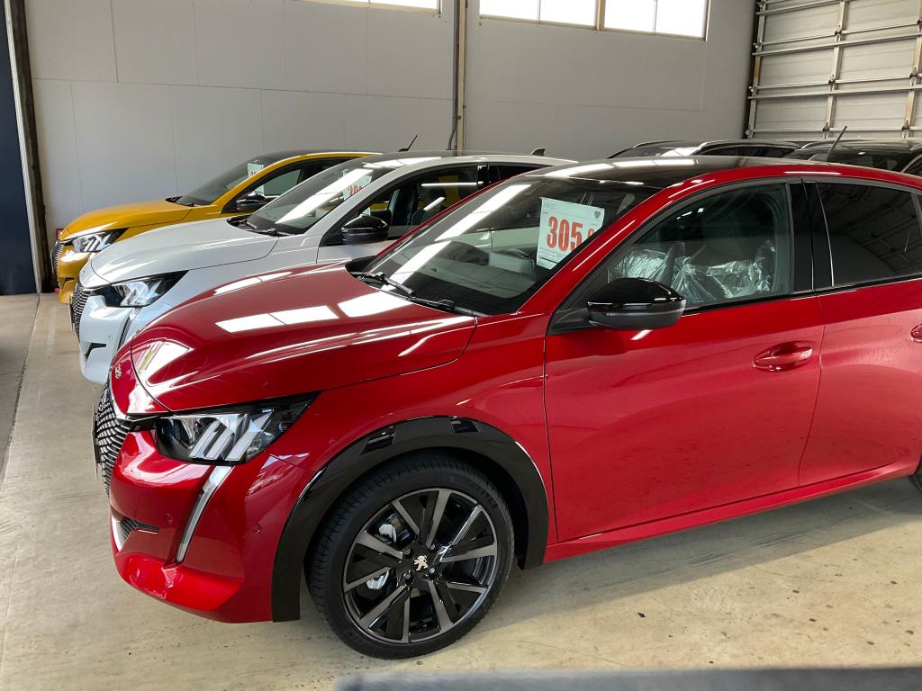 認定中古車多数取り揃えております。